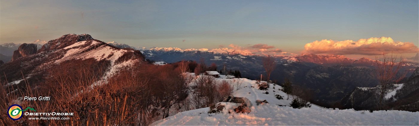 92 Castel Regina nelle luci del tramonto dal Pizzo Cerro.jpg
